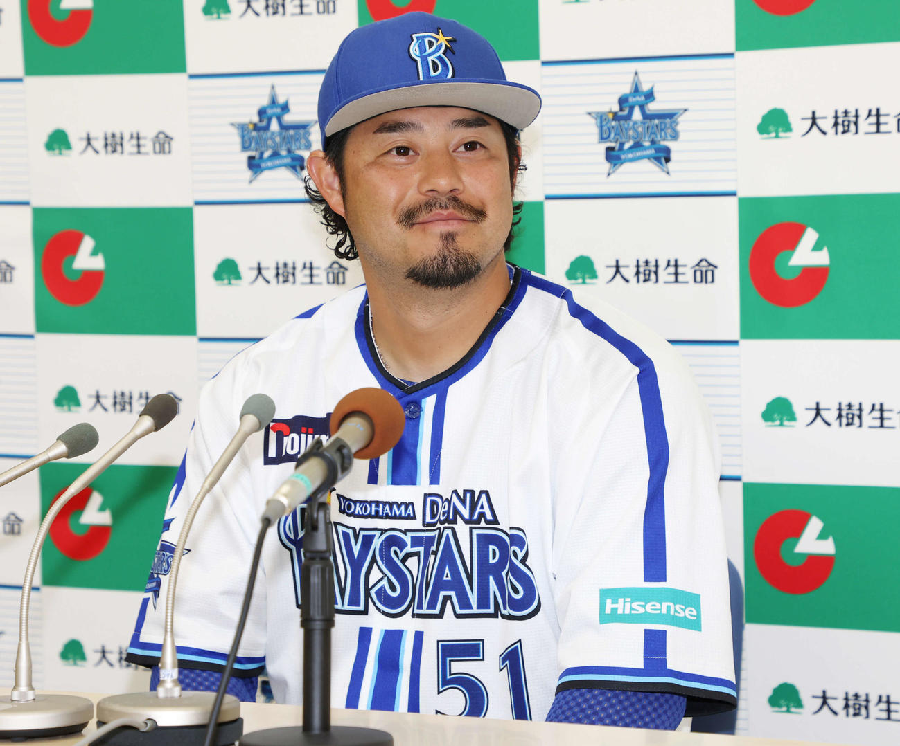 3、4月度「大樹生命月間MVP賞」を受賞し、会見で笑顔を見せるDeNA宮崎（撮影・宮地輝）