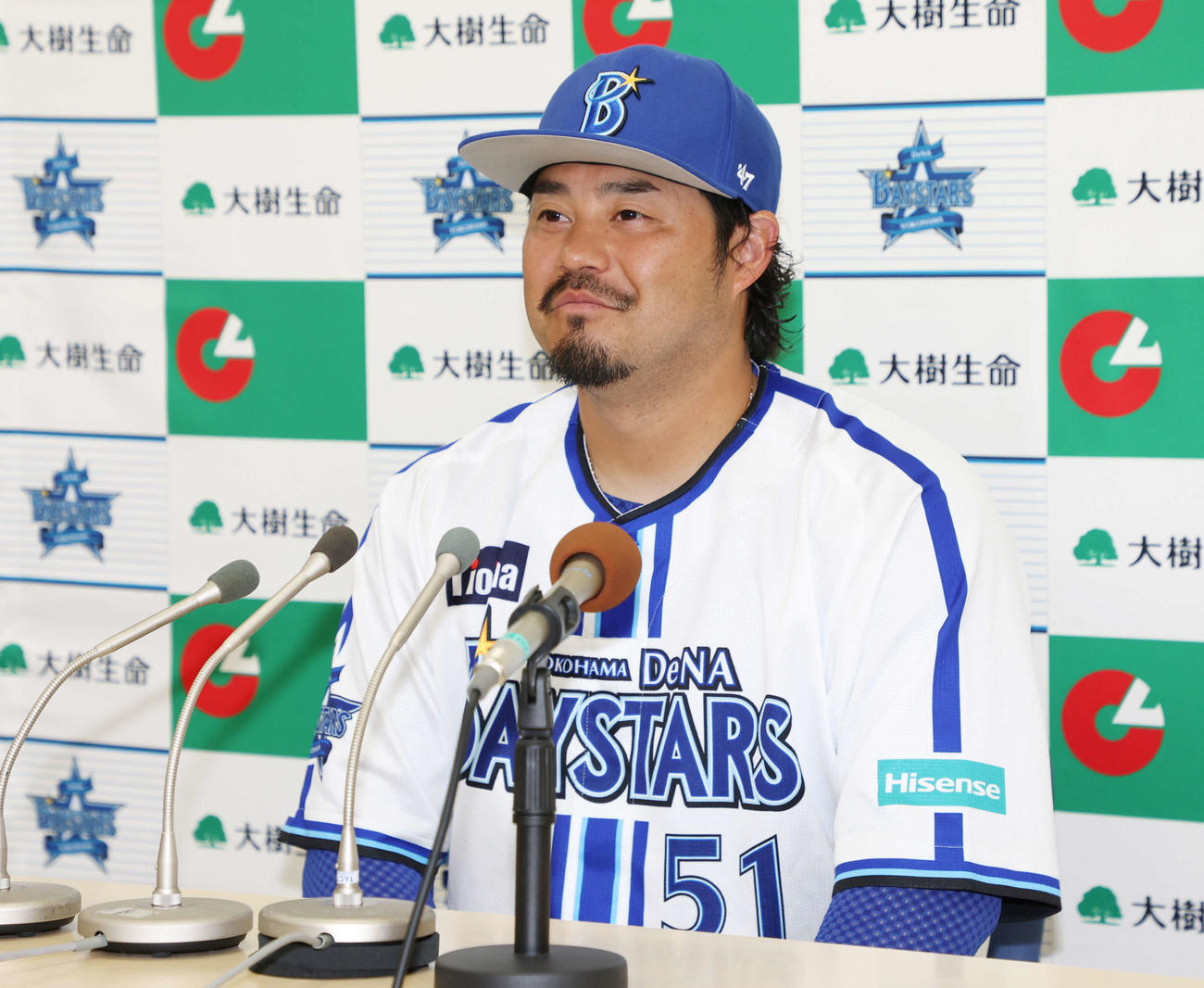 3、4月度「大樹生命月間MVP賞」を受賞し、会見で笑顔を見せるDeNA宮崎（撮影・宮地輝）