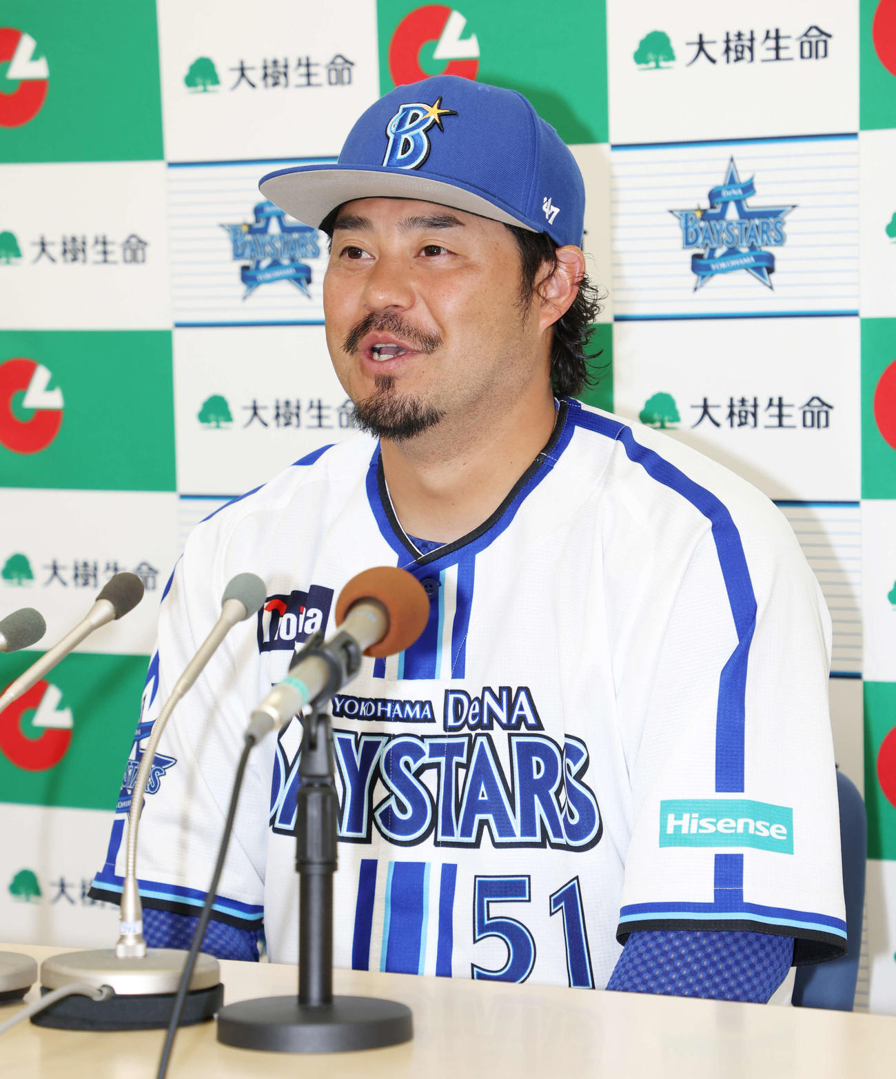 3、4月度「大樹生命月間MVP賞」を受賞し、会見で笑顔で話すDeNA宮崎（撮影・宮地輝）