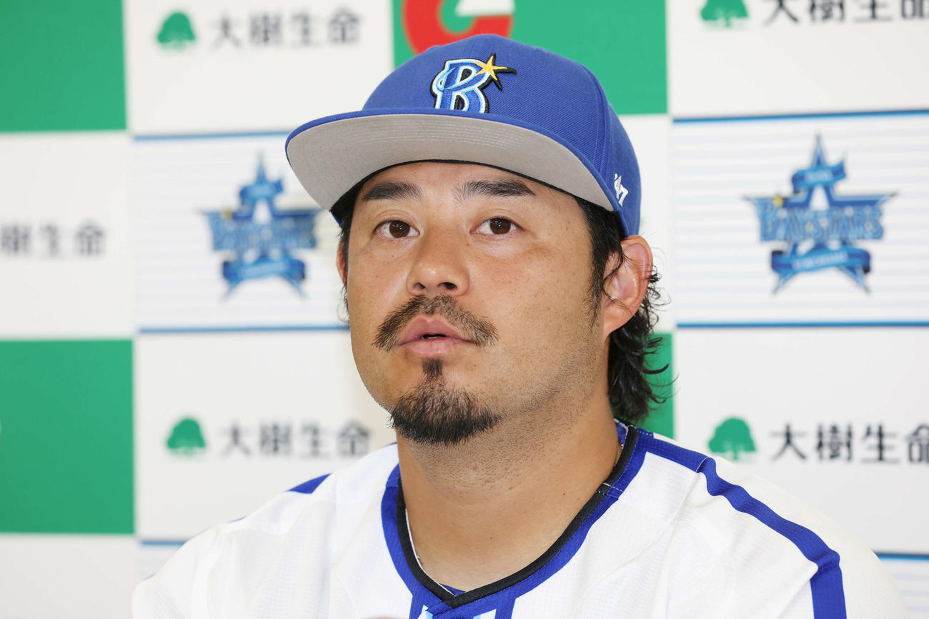 3、4月度「大樹生命月間MVP賞」を受賞し、会見で話すDeNA宮崎（撮影・宮地輝）