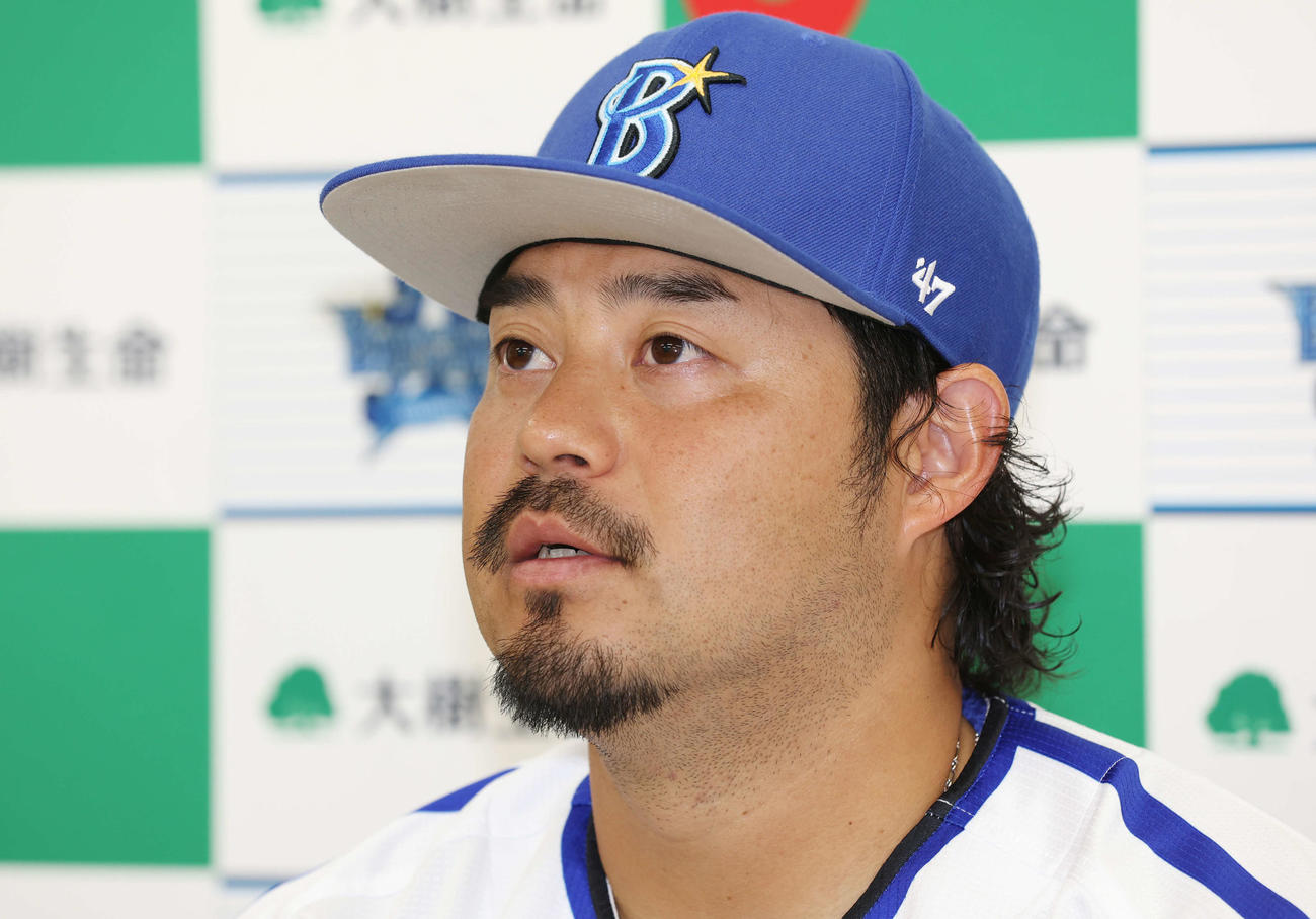 3、4月度「大樹生命月間MVP賞」を受賞し、会見で話すDeNA宮崎（撮影・宮地輝）