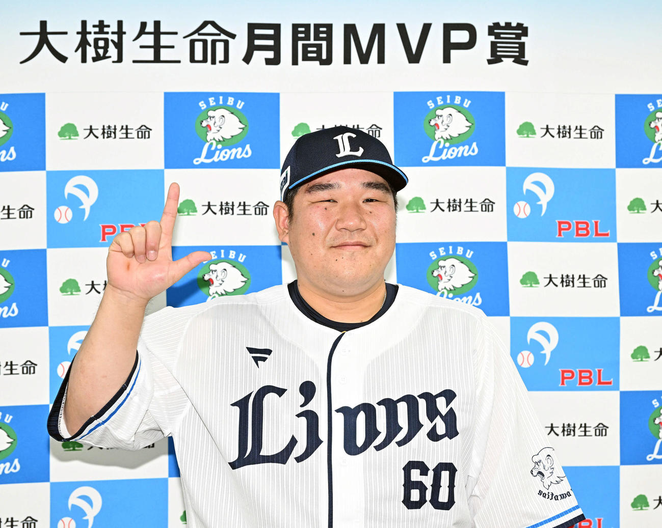 月間MVPを受賞した西武中村は記念撮影でLポーズする（撮影・滝沢徹郎）