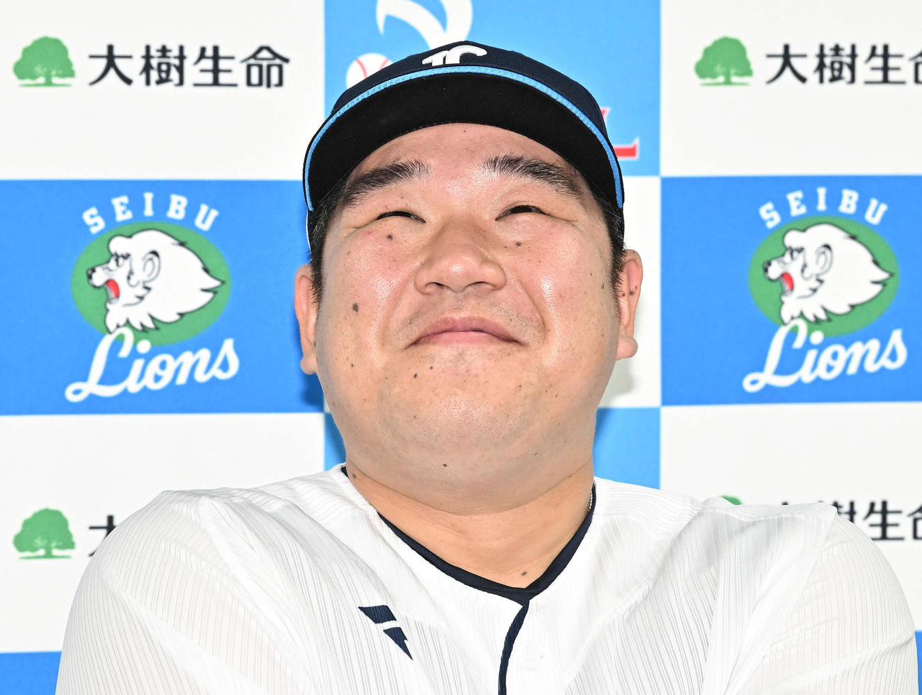 月間MVPを受賞した西武中村は笑顔で取材に応じる（撮影・滝沢徹郎）