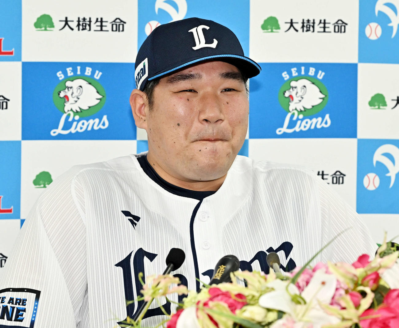 月間MVPを受賞した西武中村は笑顔で取材に応じる（撮影・滝沢徹郎）