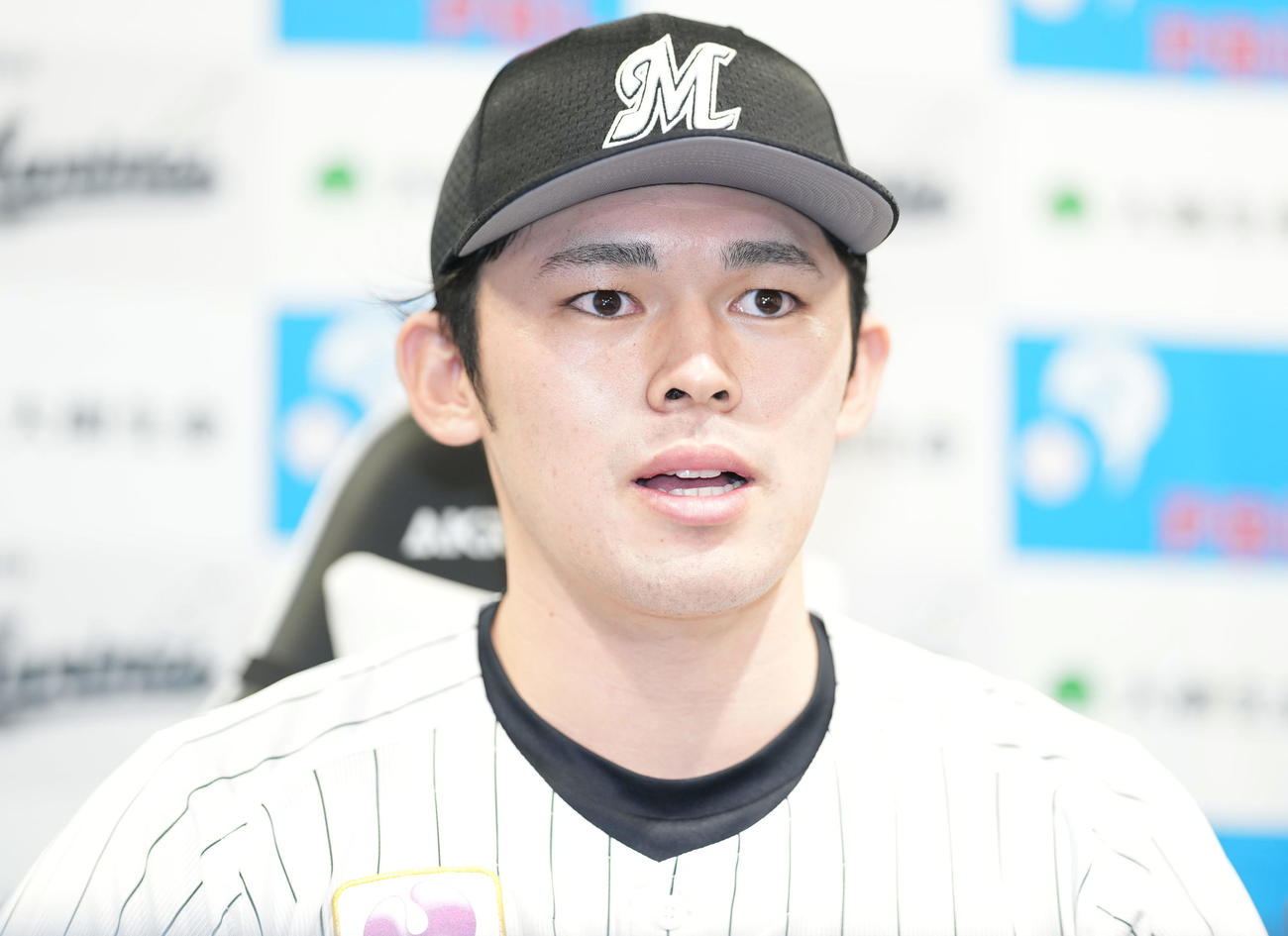 3、4月の大樹生命月間MVPに輝き、記者の質問に答えるロッテ佐々木朗（撮影・鈴木みどり）