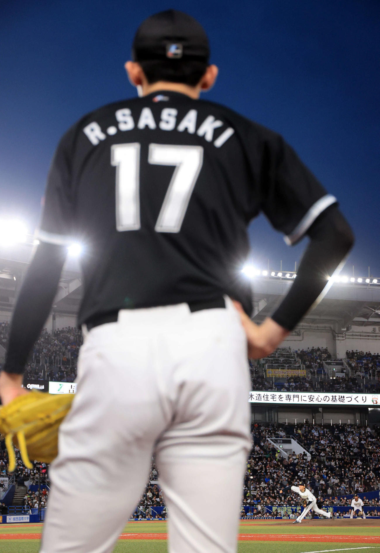 ロッテ対オリックス　オリックス山本の力投を見つめるロッテ佐々木朗希（2023年4月14日撮影）