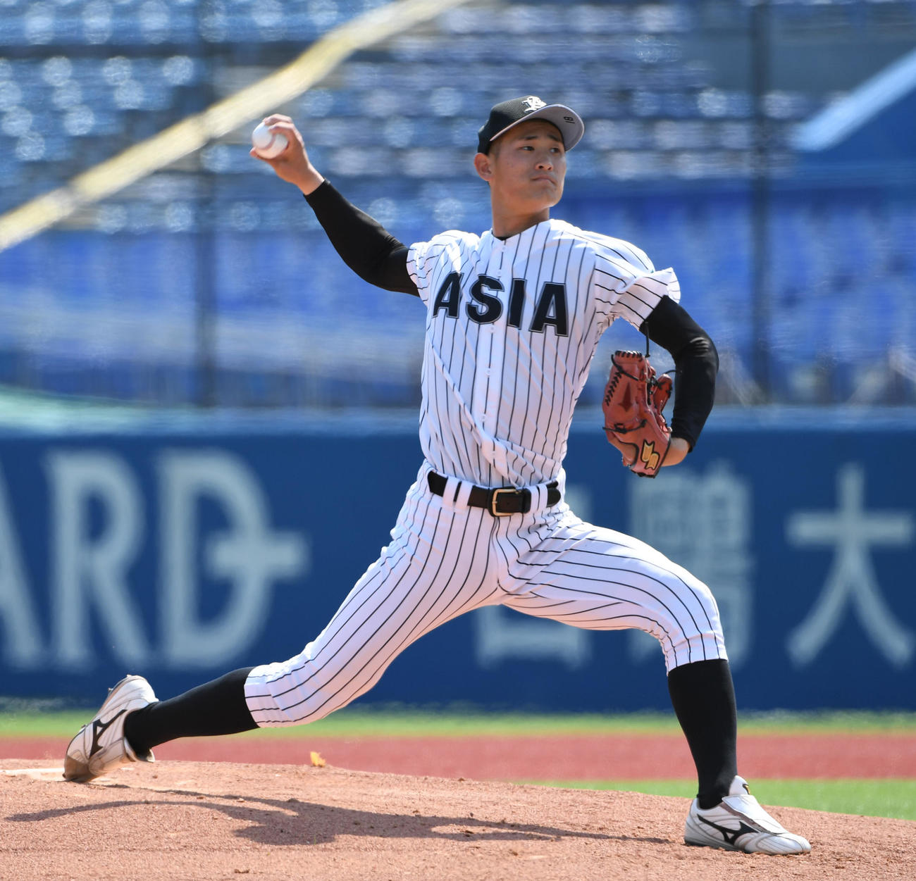 亜大対駒大　先発した亜大・草加（撮影・柴田隆二）