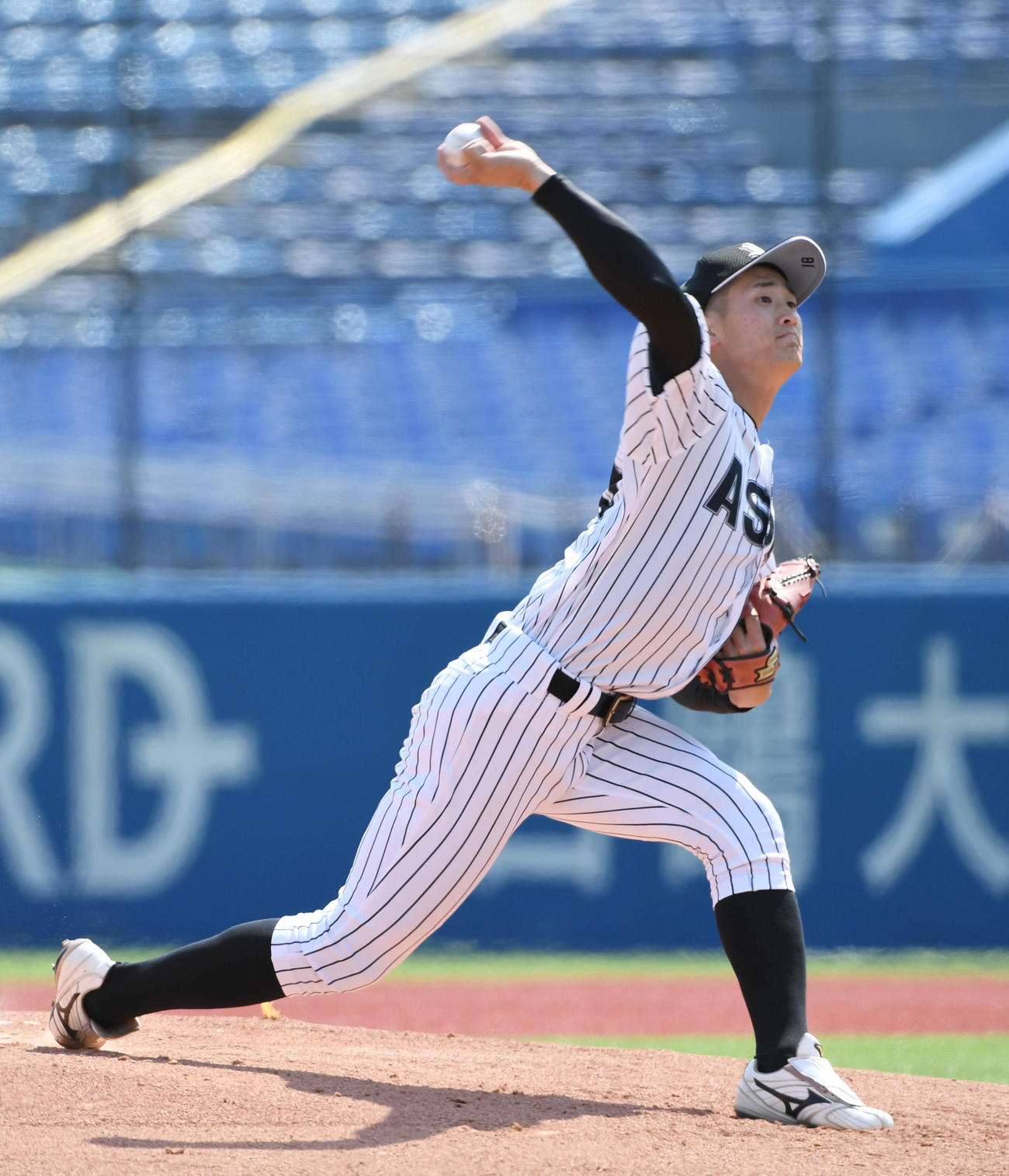 亜大対駒大　先発した亜大・草加（撮影・柴田隆二）