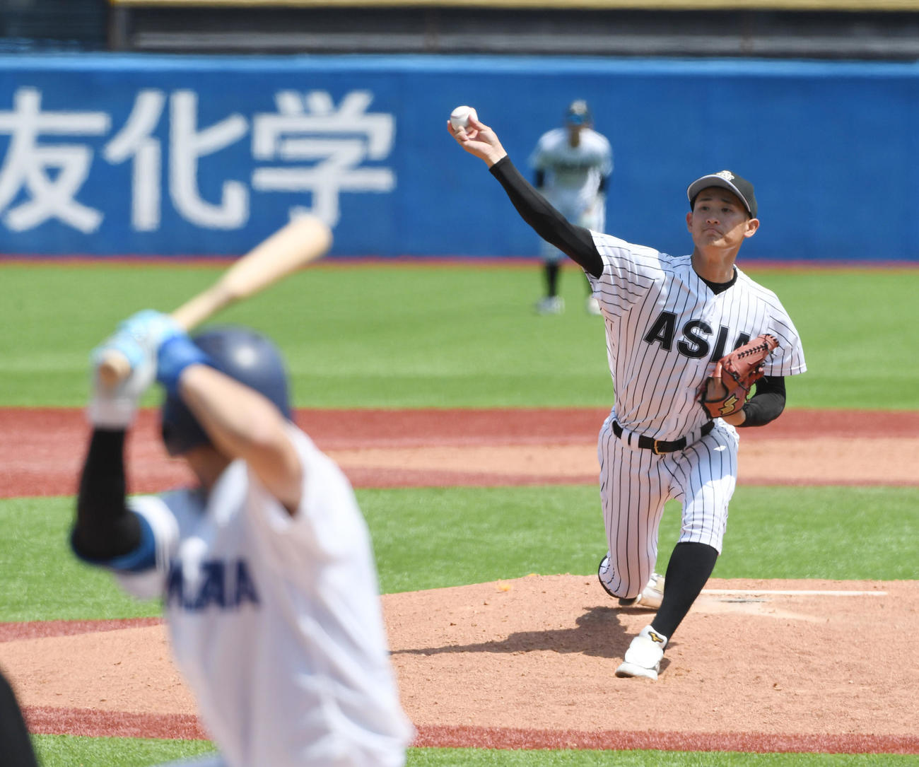 亜大対駒大　好投する亜大・草加（撮影・柴田隆二）