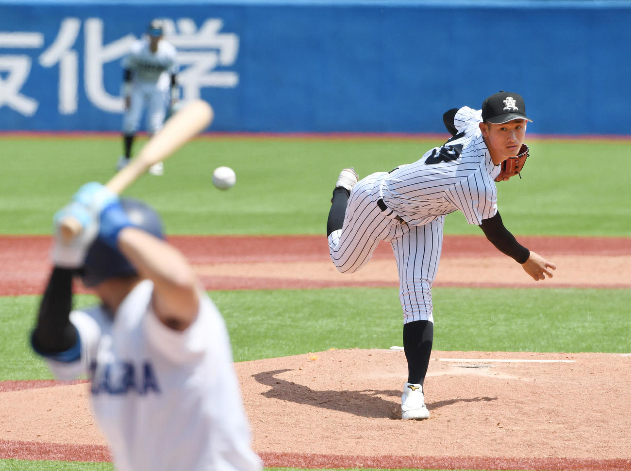 亜大対駒大　好投する亜大・草加（撮影・柴田隆二）
