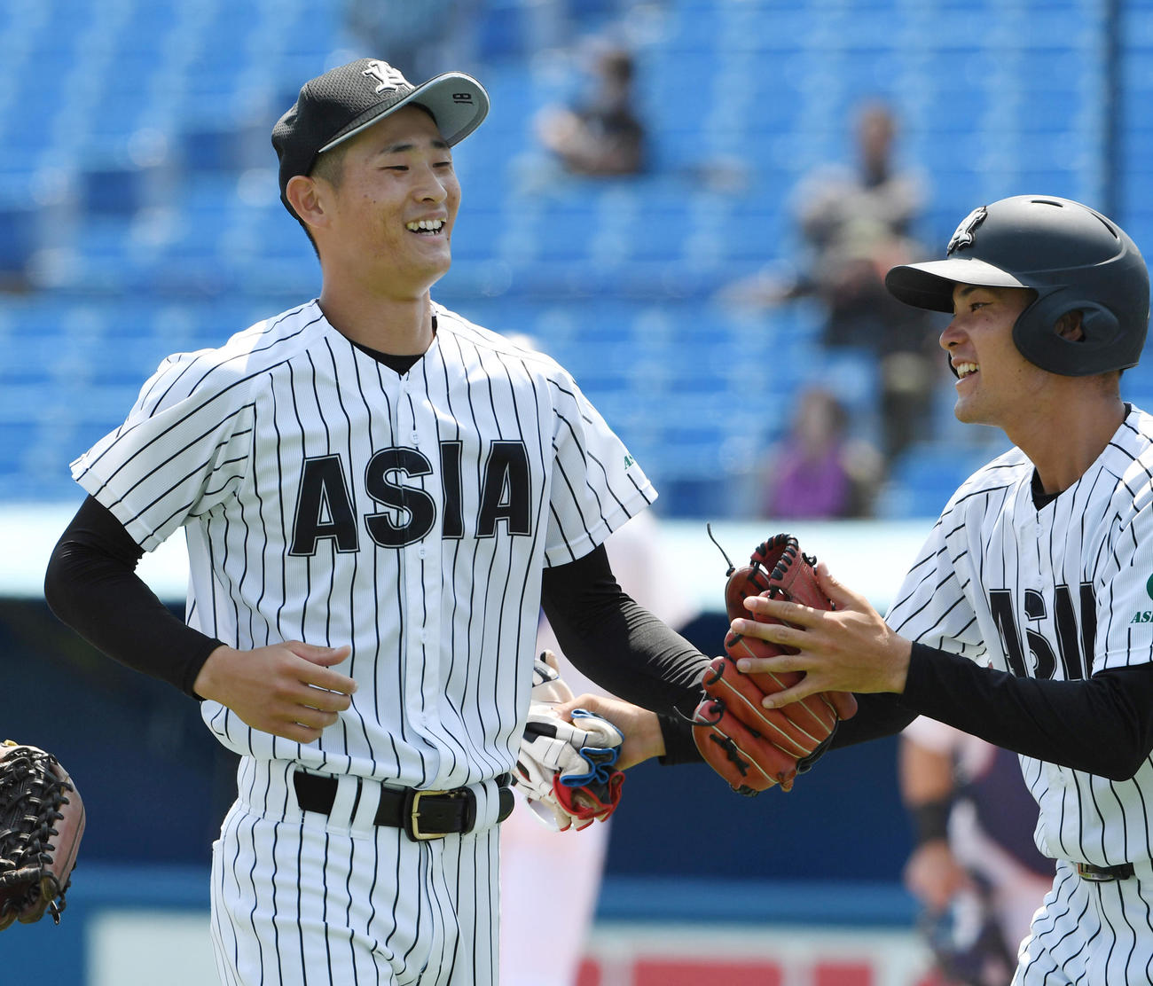亜大対駒大　4回、満塁のピンチを抑え笑顔を見せる亜大・草加（撮影・柴田隆二）