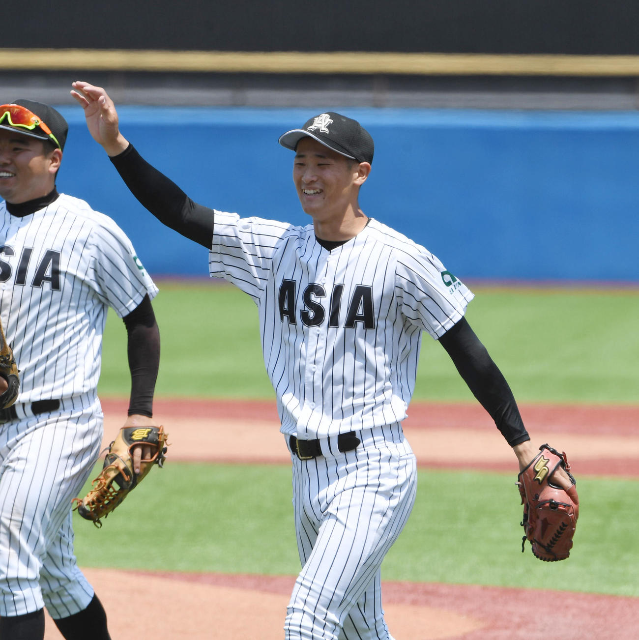 亜大対駒大　完封勝利し笑顔を見せる亜大・草加（撮影・柴田隆二）