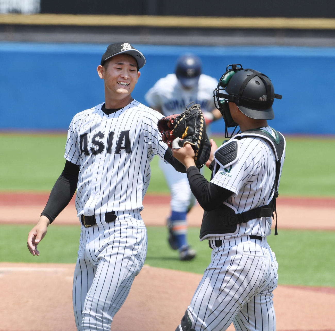 亜大対駒大　完封勝利し笑顔を見せる亜大・草加（撮影・柴田隆二）