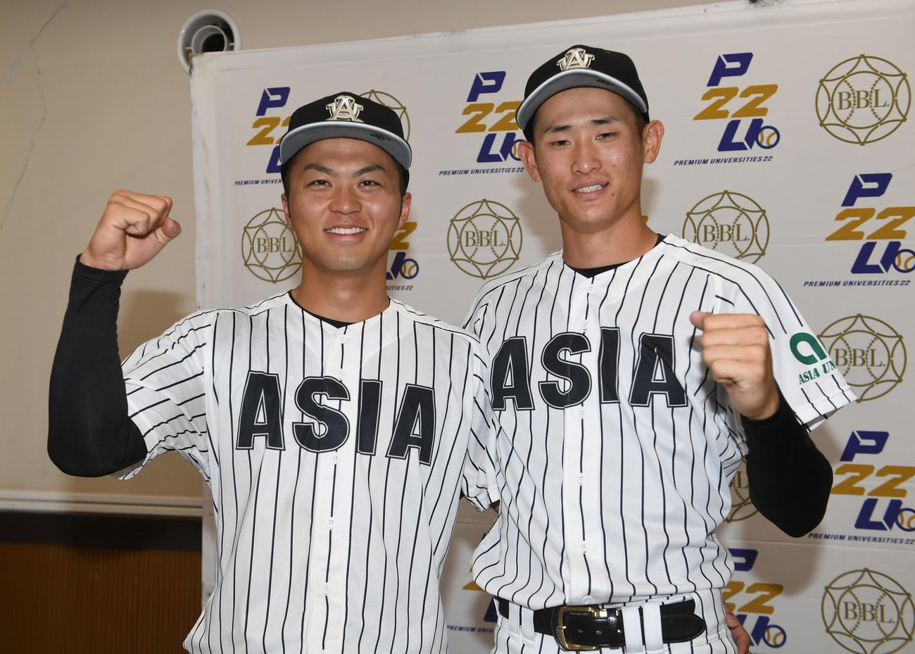 亜大対駒大　決勝本塁打の古山（左）と完封勝利した亜大・草加はガッツポーズする（撮影・柴田隆二）