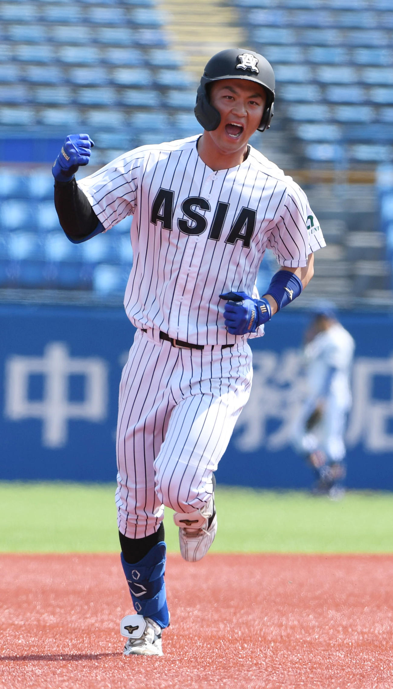 亜大対駒大　2回表亜大無死、古山は右越えに本塁打を放ちガッツポーズする（撮影・柴田隆二）