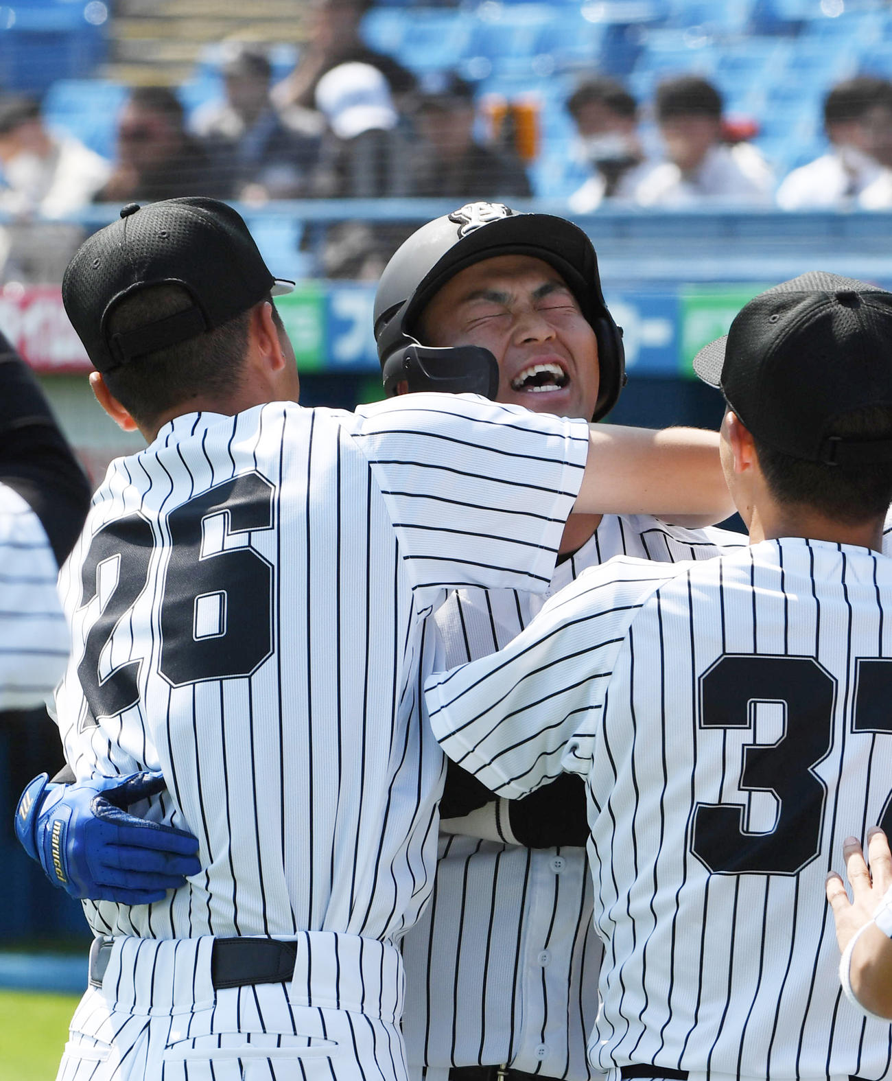 亜大対駒大　2回表亜大無死、古山は右越えに本塁打を放ちナインと抱き合う（撮影・柴田隆二）