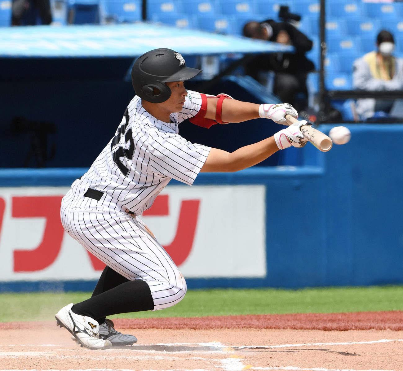 亜大対駒大　6回表亜大1死一、三塁、公文はスクイズを決める（撮影・柴田隆二）