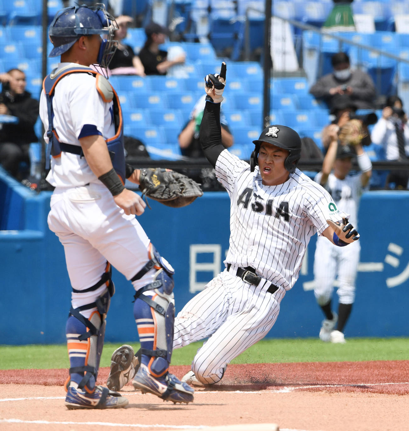 亜大対駒大　6回表亜大1死一、三塁、公文のスクイズで三塁走者古山が生還する。捕手岩本（撮影・柴田隆二）