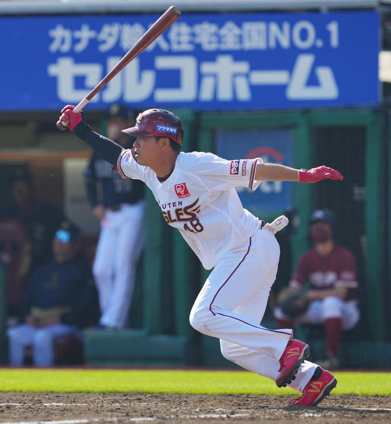 楽天対オリックス　4回裏楽天1死満塁、適時打を放つ渡辺佳（撮影・垰建太）