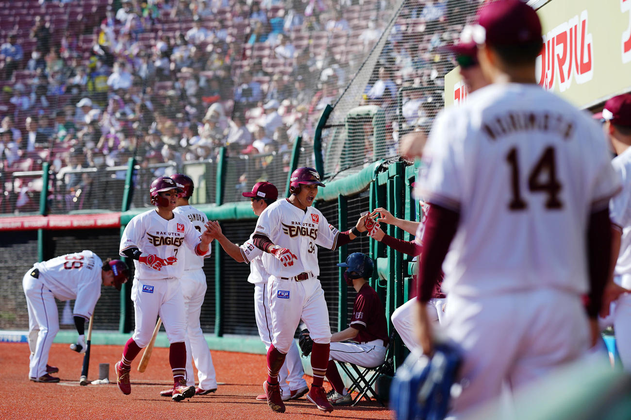 楽天対オリックス　4回裏楽天1死満塁、渡辺佳の適時打で生還した山崎剛（中央）と鈴木大（左）は則本（14番）らナインのもとへ向かう（撮影・垰建太）