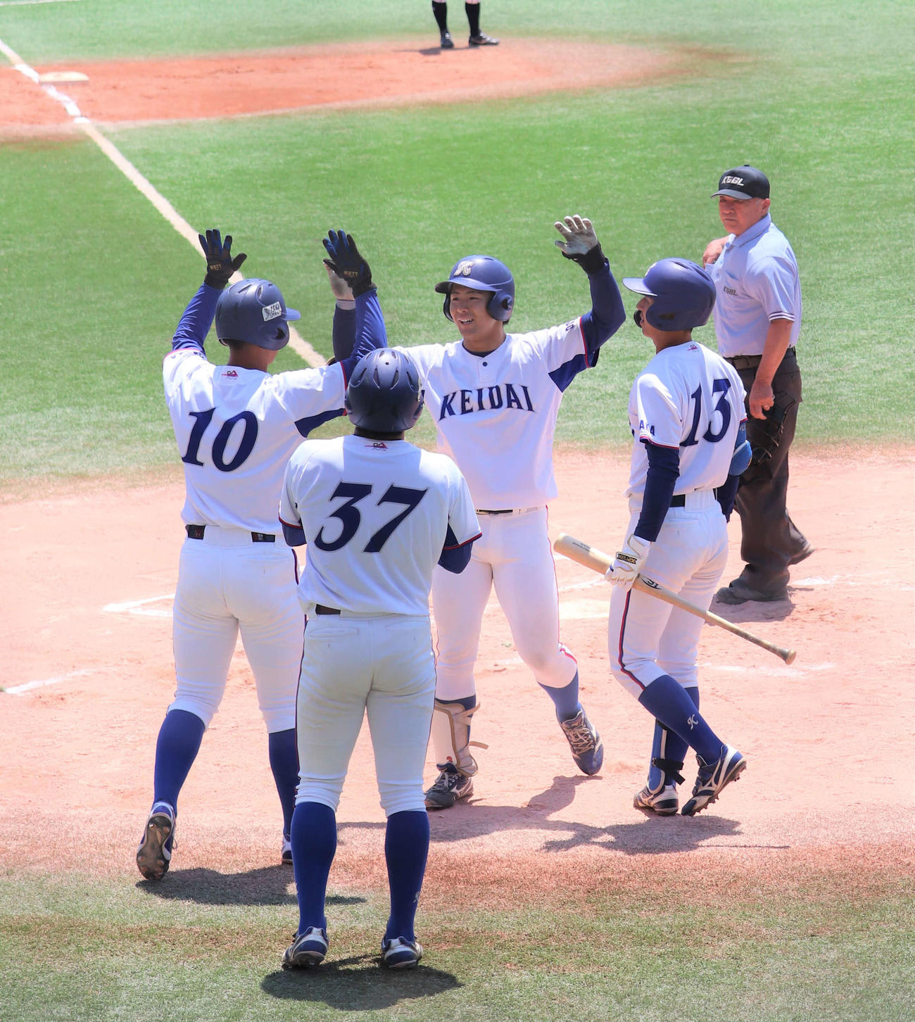 7回表に大経大の5番・柴崎聖人（3年）の3点本塁打で同点に追いつく（撮影・中島麗）
