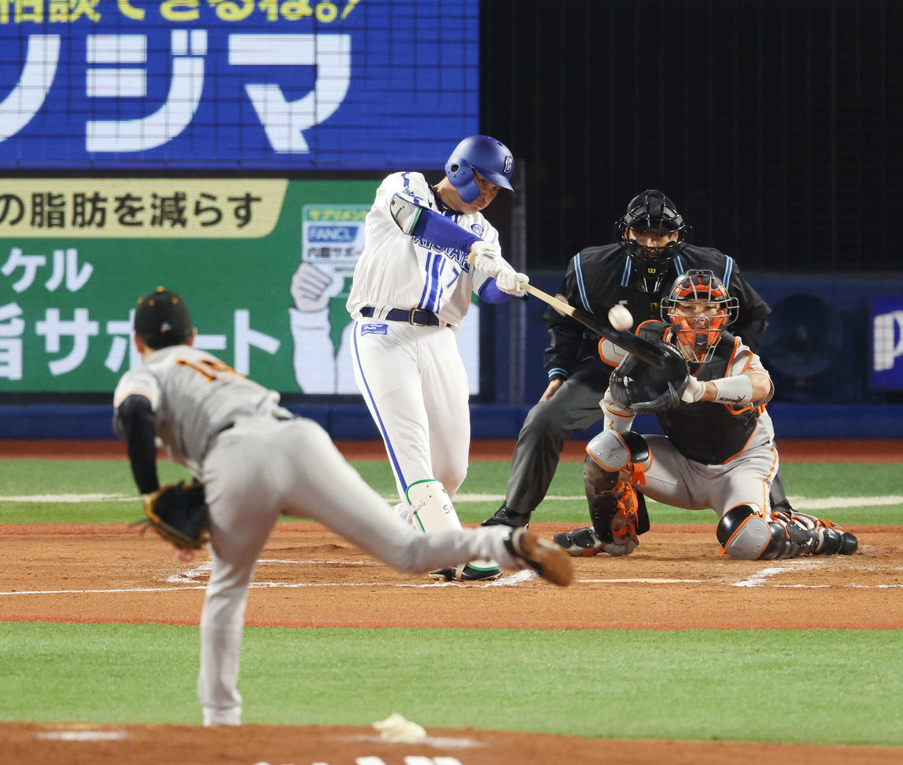 DeNA対巨人　6回裏DeNA無死、右中間へソロ本塁打を放つ佐野。投手山崎伊（撮影・宮地輝）
