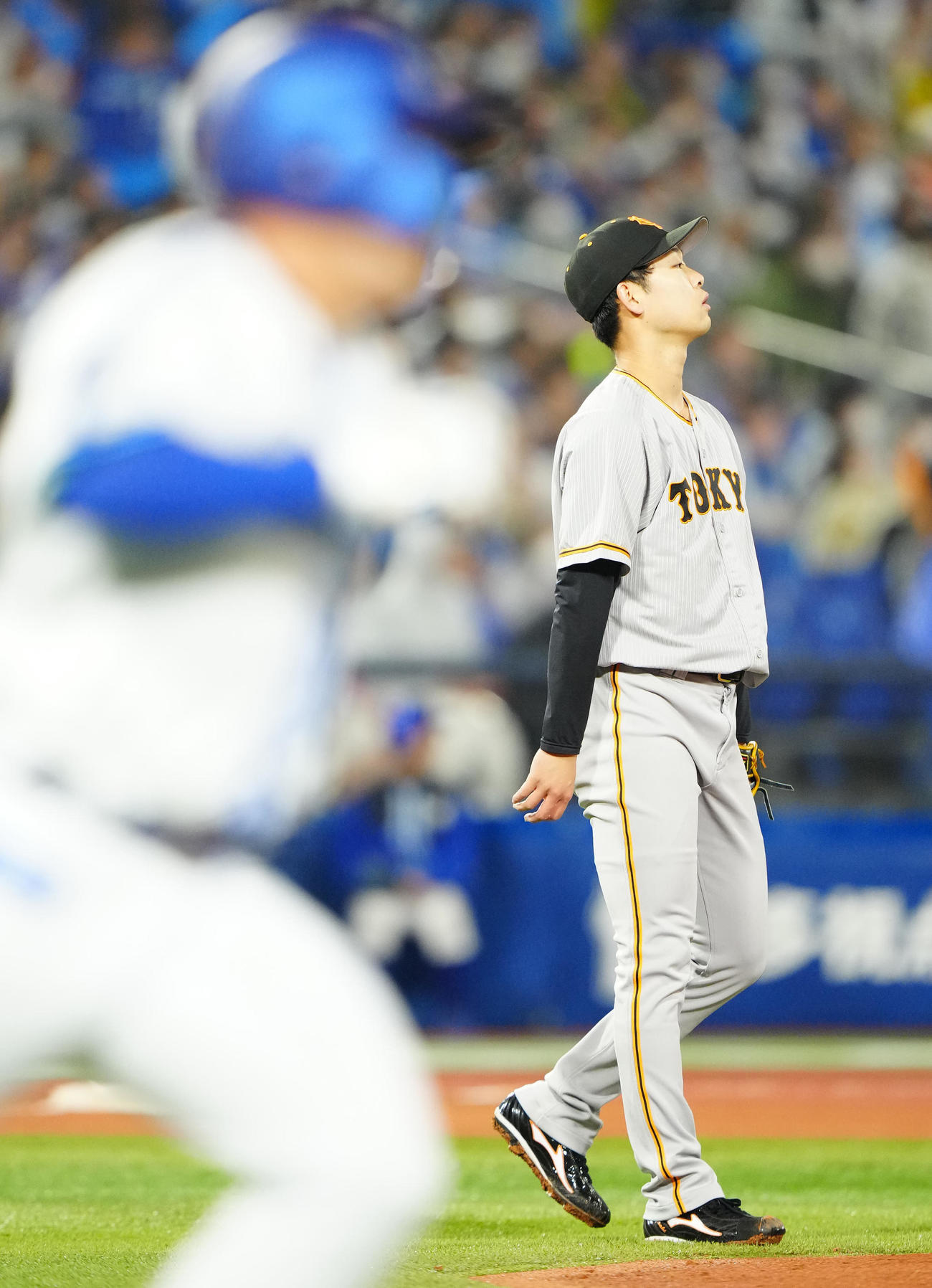 DeNA対巨人　6回裏DeNA無死、佐野（手前）にソロ本塁打を浴びる山崎伊（撮影・江口和貴）