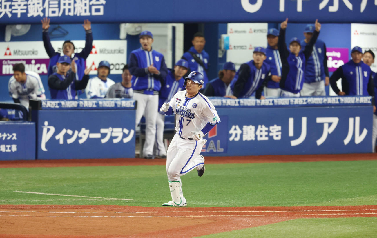 DeNA対巨人　6回裏DeNA無死、右中間へソロ本塁打を放ち、ベンチが盛り上がる中、ダイヤモンドを回る佐野（撮影・宮地輝）