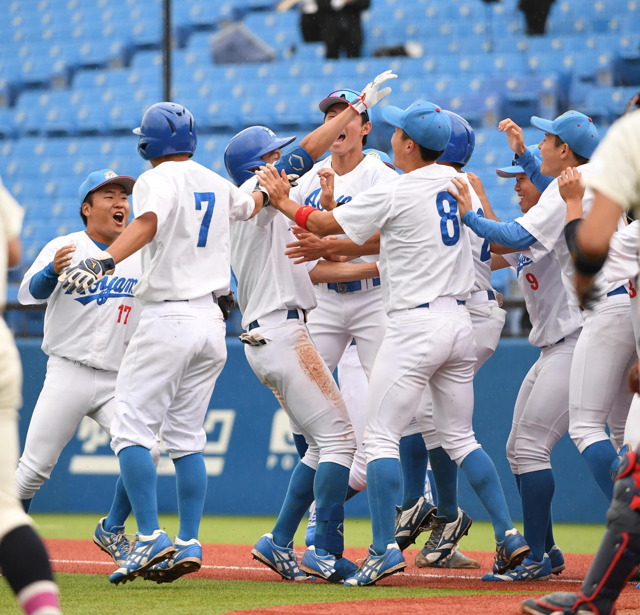 国学院大対青学大　タイブレーク10回裏青学大無死満塁、中島は右前にサヨラナ打を放ちナインの祝福を受ける（撮影・柴田隆二）