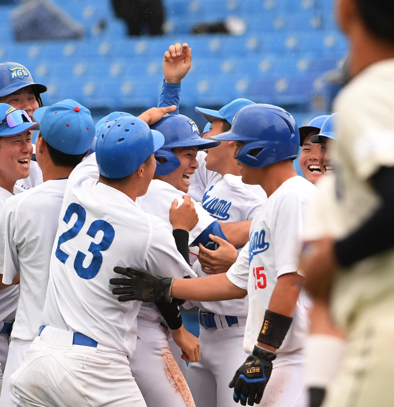 国学院大対青学大　タイブレーク10回裏青学大無死満塁、中島は右前にサヨラナ打を放ちナインの祝福を受ける（撮影・柴田隆二）