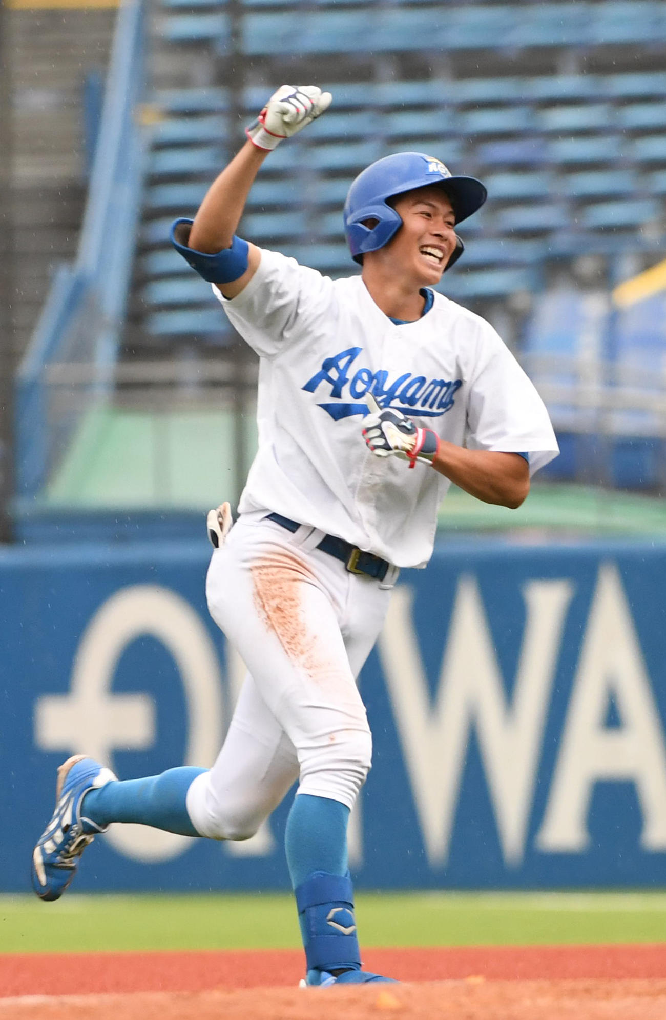 国学院大対青学大　タイブレーク10回裏青学大無死満塁、中島は右前にサヨラナ打を放ちガッツポーズする（撮影・柴田隆二）