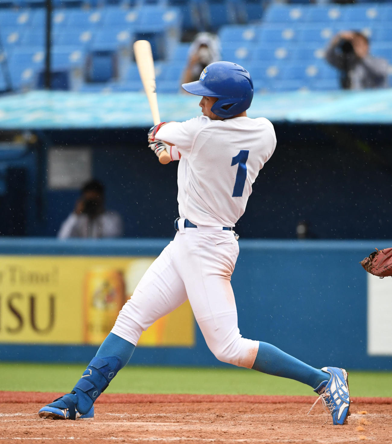 国学院大対青学大　タイブレーク10回裏青学大無死満塁、中島は右前にサヨラナ打を放つ（撮影・柴田隆二）