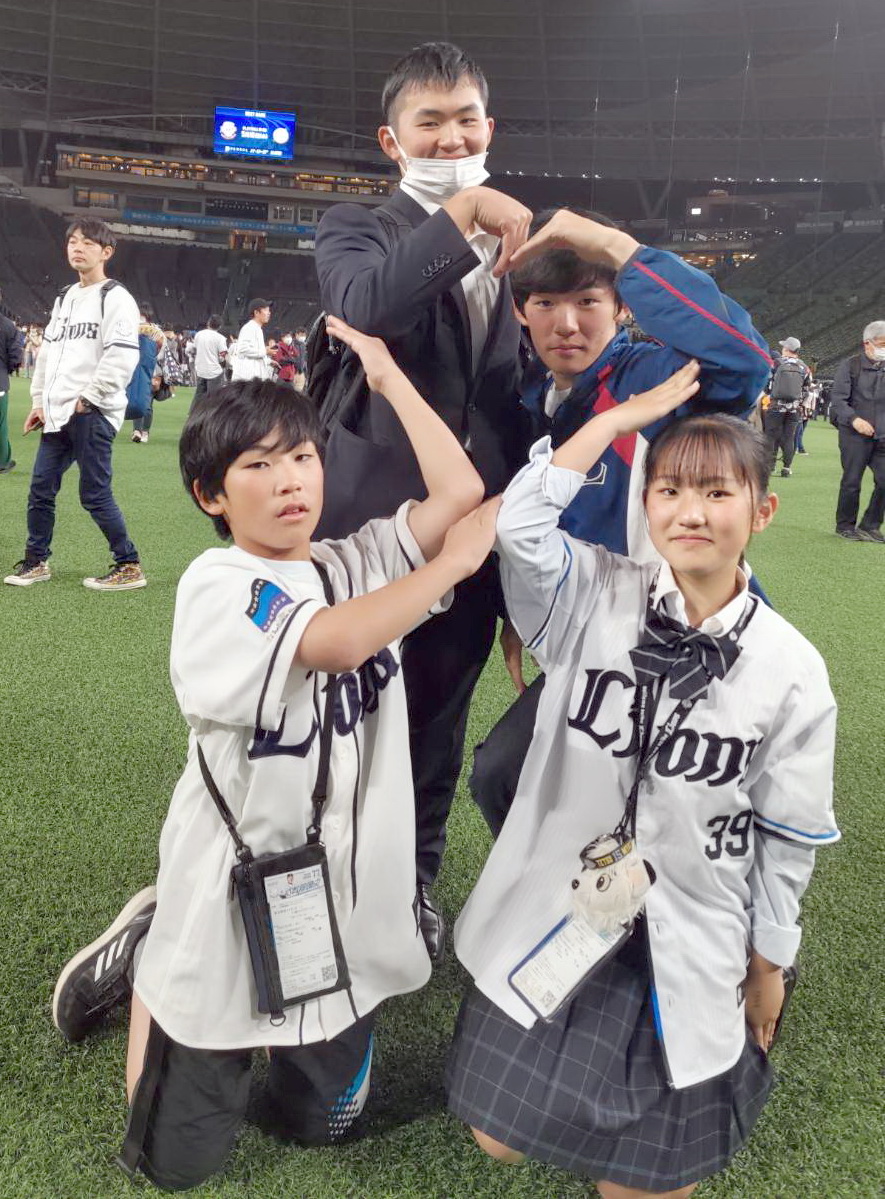 ロッテ池田への感謝の気持ちをハートマークで表現する石川啓太郎くん（前列左）ら4きょうだい（石川家提供）