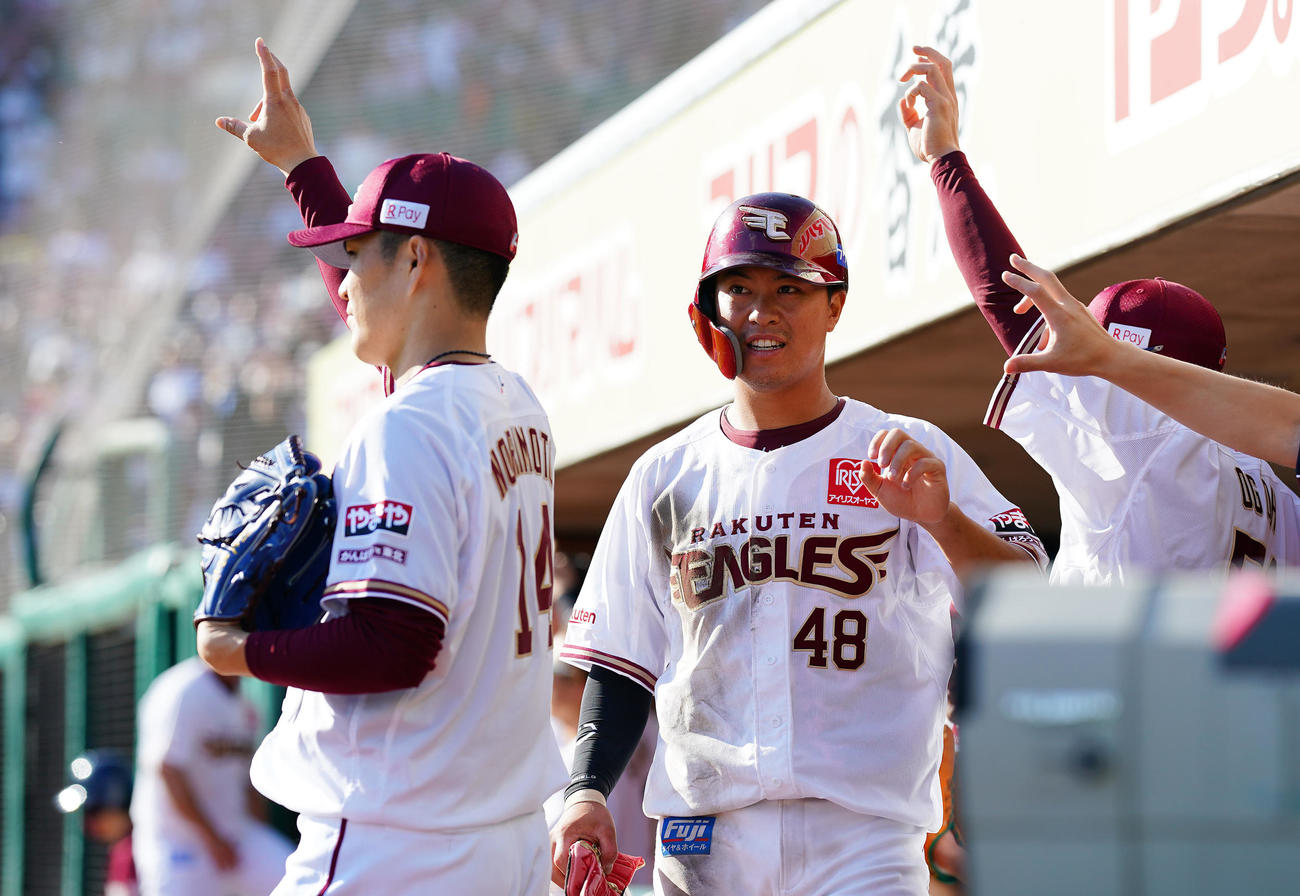 楽天対オリックス　6回表楽天1死一、三塁、浅村の適時打で生還し則本（左）らナインとタッチを交わす渡辺佳（撮影・垰建太）