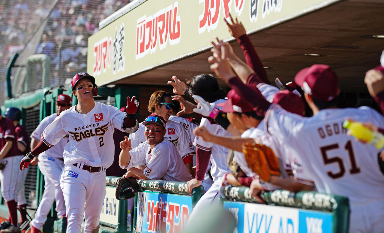 楽天対オリックス　6回表楽天無死、左越えソロ本塁打を放ちナインの出迎えを受ける太田（撮影・垰建太）
