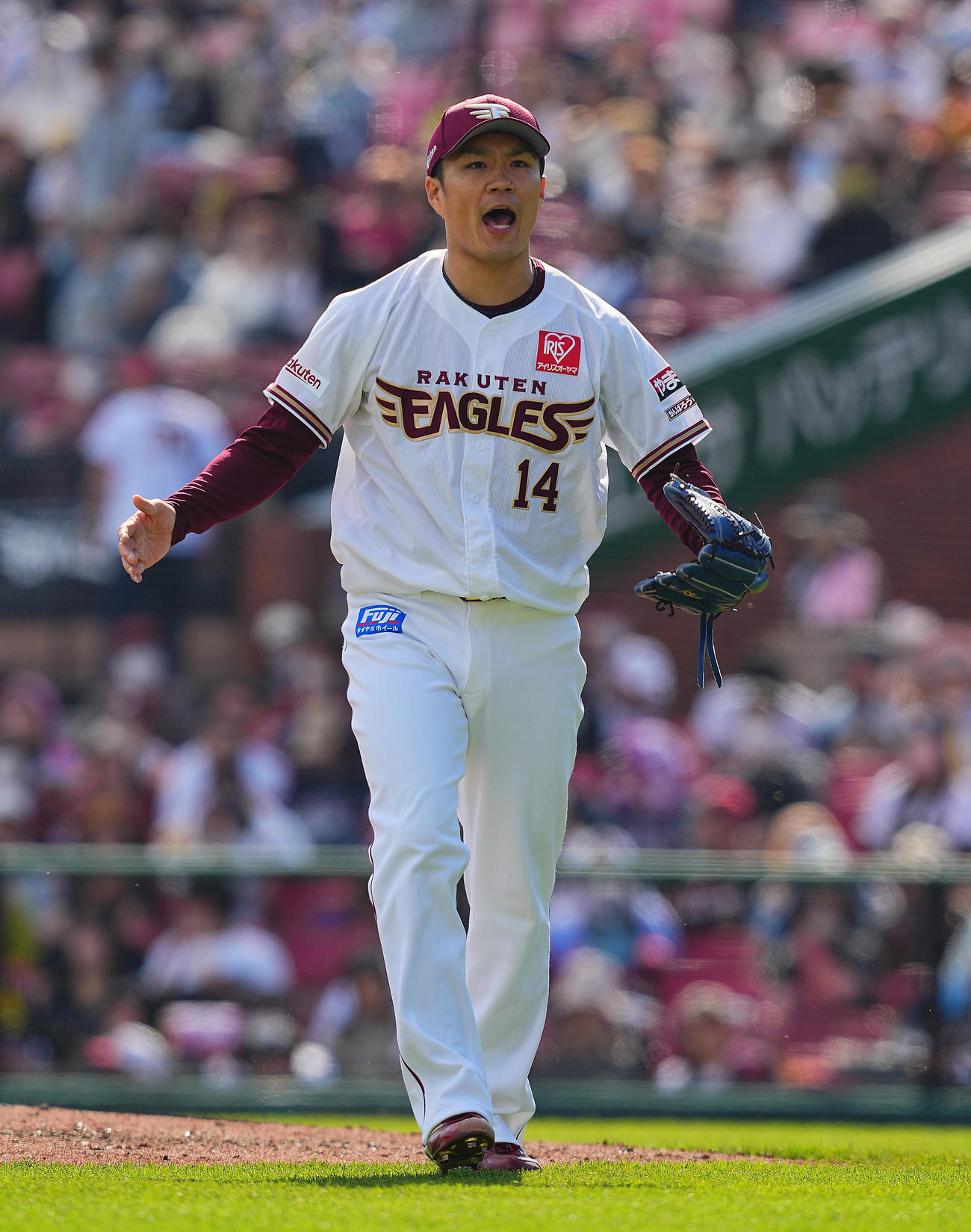 楽天対オリックス　4回表オリックスの攻撃を無失点に抑え雄たけびを上げる則本（撮影・垰建太）