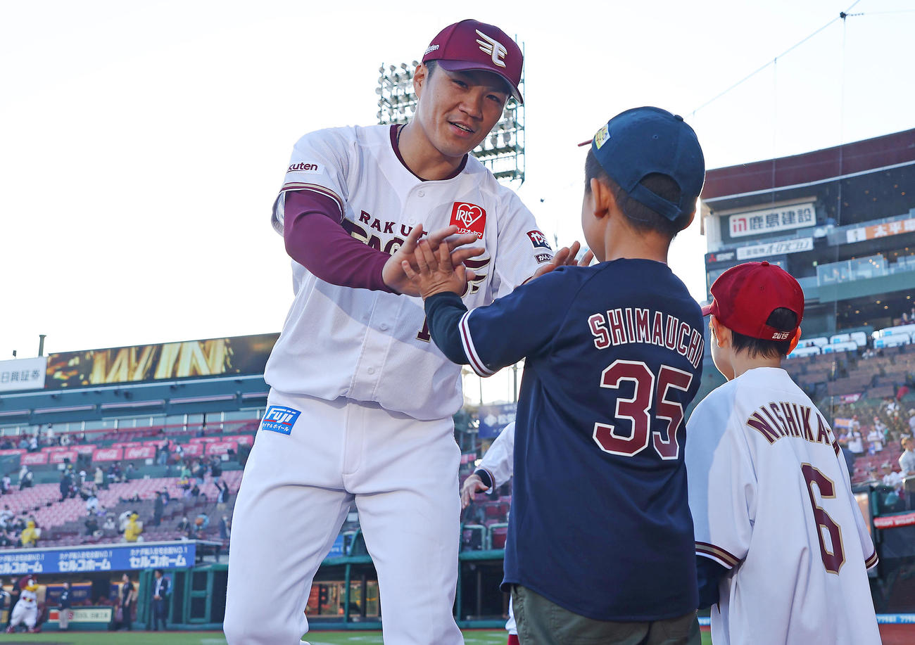 楽天対オリックス　オリックスに勝ちヒーローの楽天則本（左）は子どもと笑顔でタッチを交わす（撮影・垰建太）