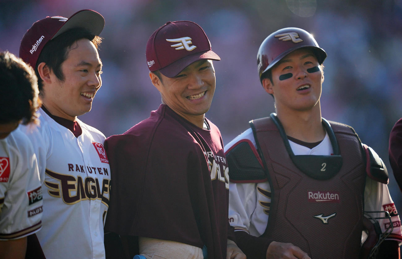 楽天対オリックス　オリックスに勝利し最後を締めた楽天松井（左）、太田（右）と笑顔を見せる則本（撮影・垰建太）