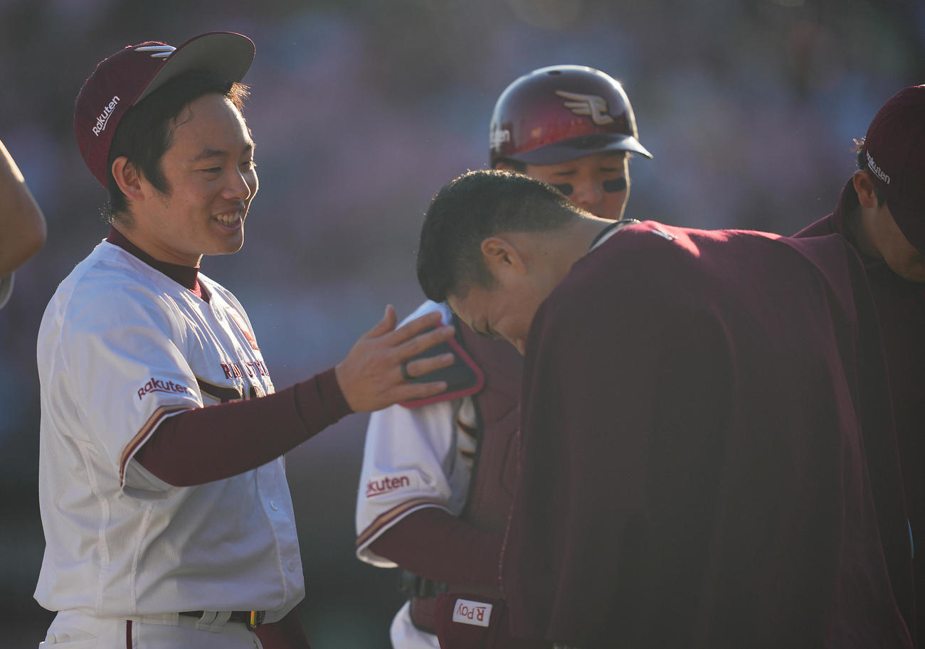 楽天対オリックス　オリックスに勝利し最後を締めた楽天松井（左）は頭を下げる則本に声をかける（撮影・垰建太）