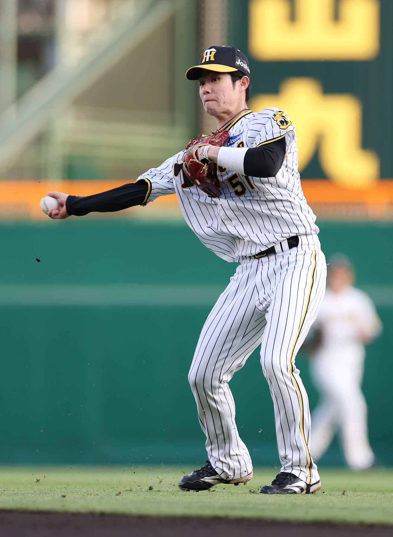 阪神対ヤクルト　1回表ヤクルト1死、浜田の二ゴロを一塁へ悪送球する中野（撮影・前田充）