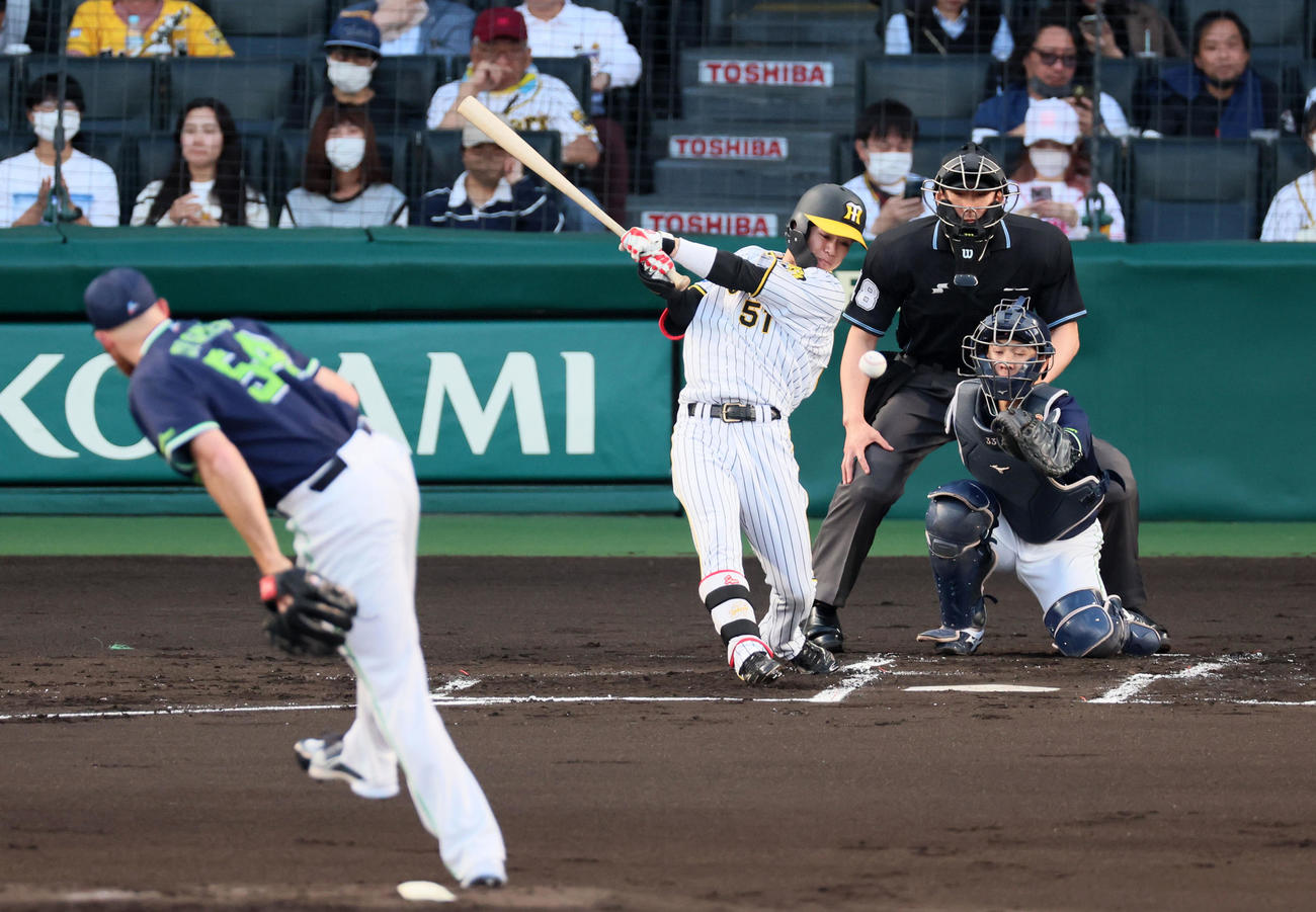 阪神対ヤクルト　1回裏阪神1死、中野は中前打を放つ。投手はサイスニード（撮影・加藤哉）