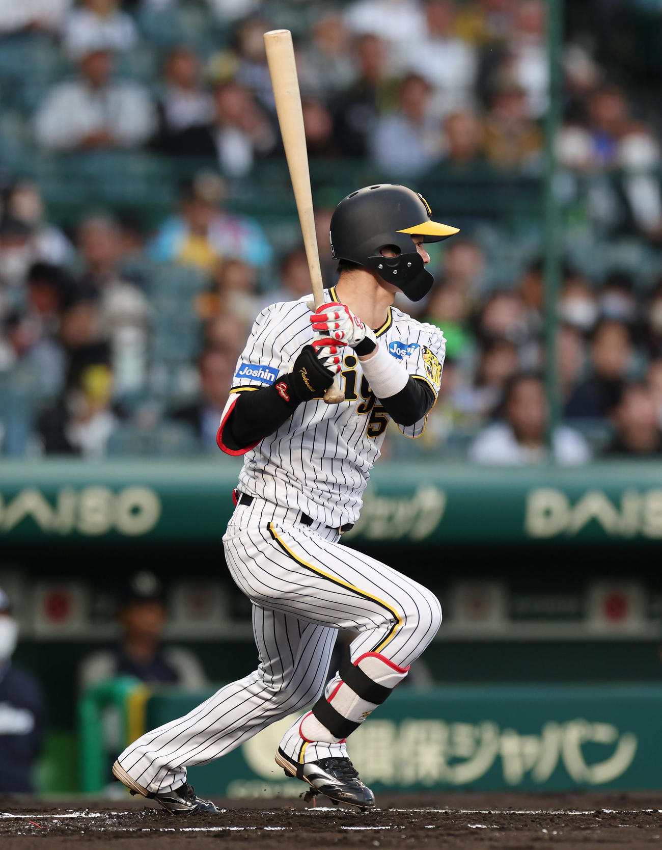 阪神対ヤクルト　1回裏阪神1死、中前打を放つ中野（撮影・前田充）