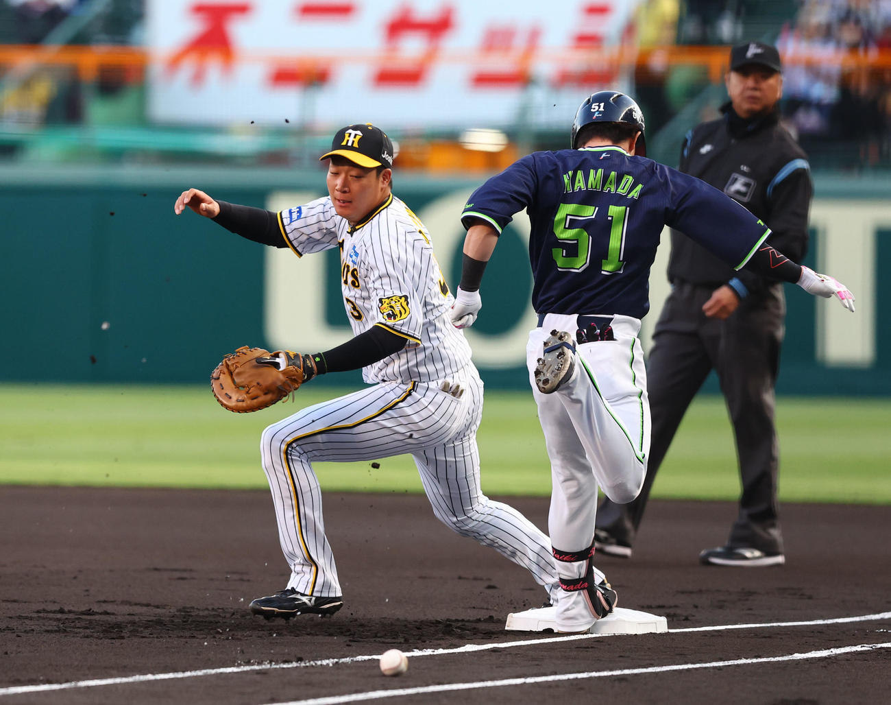 阪神対ヤクルト　1回表ヤクルト1死、浜田（中央）のニゴロで二塁手の中野拓夢が悪送球し、一塁手の大山（左）が捕球できず（撮影・藤尾明華）