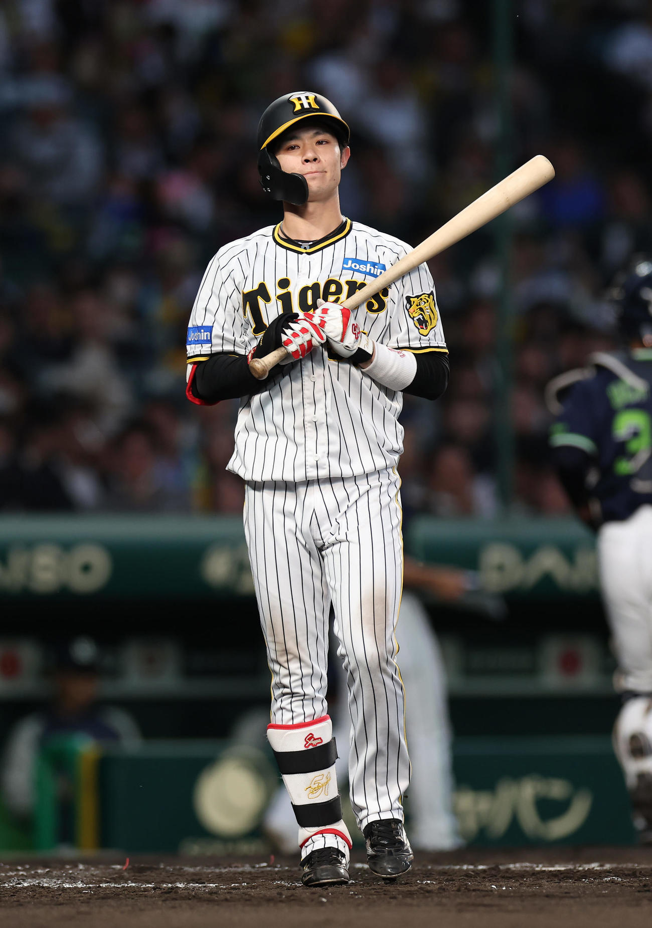 阪神対ヤクルト　2回裏阪神2死二、三塁、見逃し三振に倒れる中野（撮影・前田充）