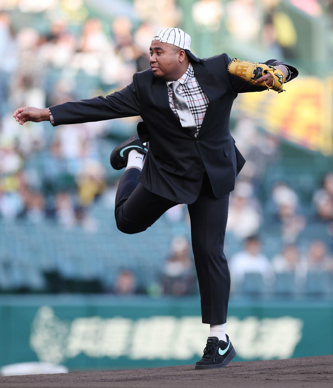 阪神対ヤクルト　ファーストピッチセレモニーで投球するマテンロウのアントニー（撮影・前田充）