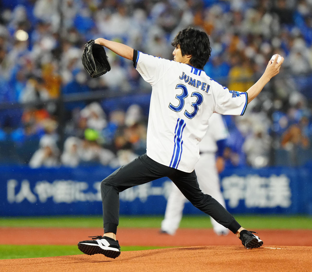 DeNA対巨人　試合前、始球式に臨む溝端淳平（撮影・江口和貴）