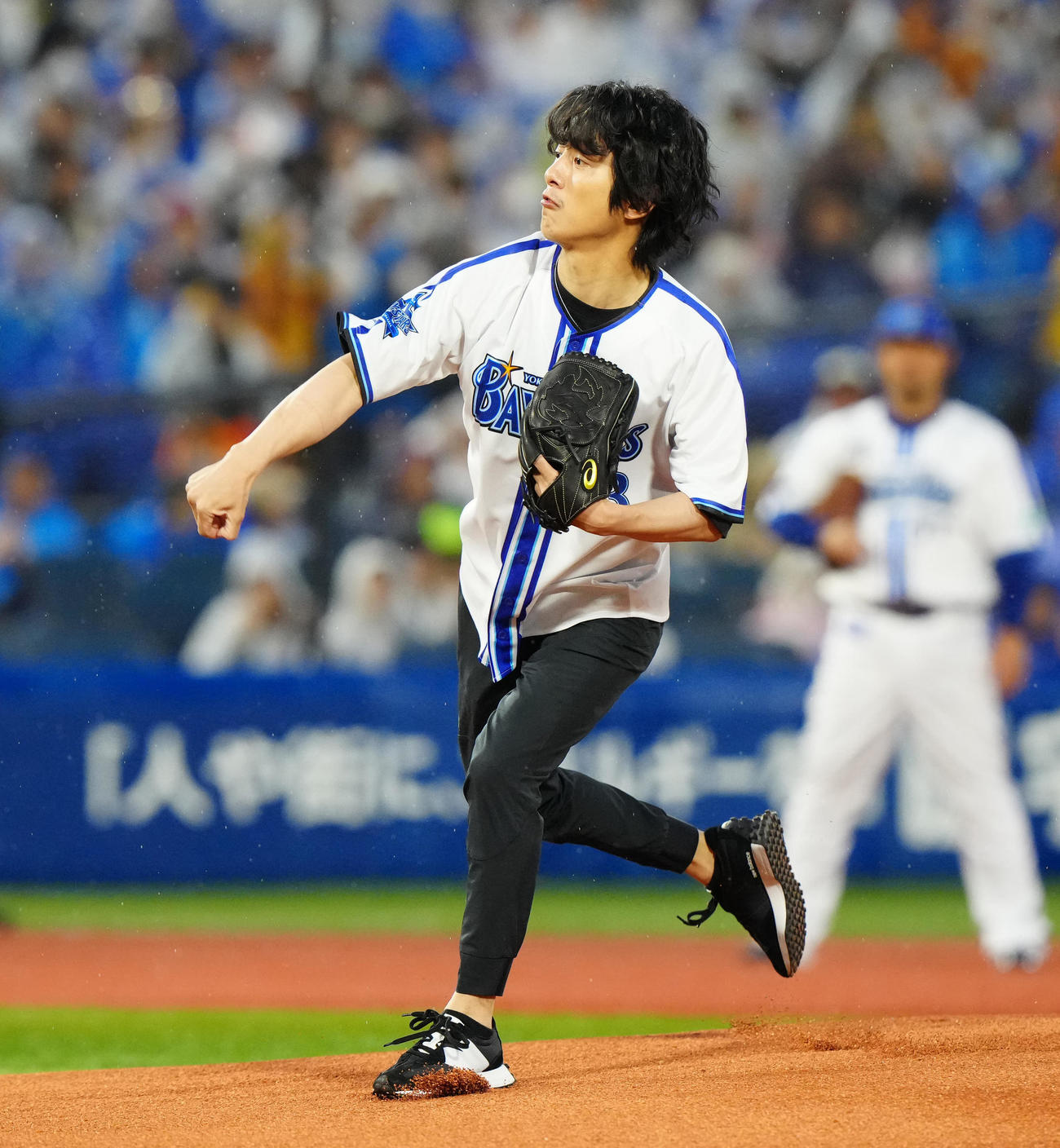 DeNA対巨人　試合前、始球式に臨む溝端淳平（撮影・江口和貴）