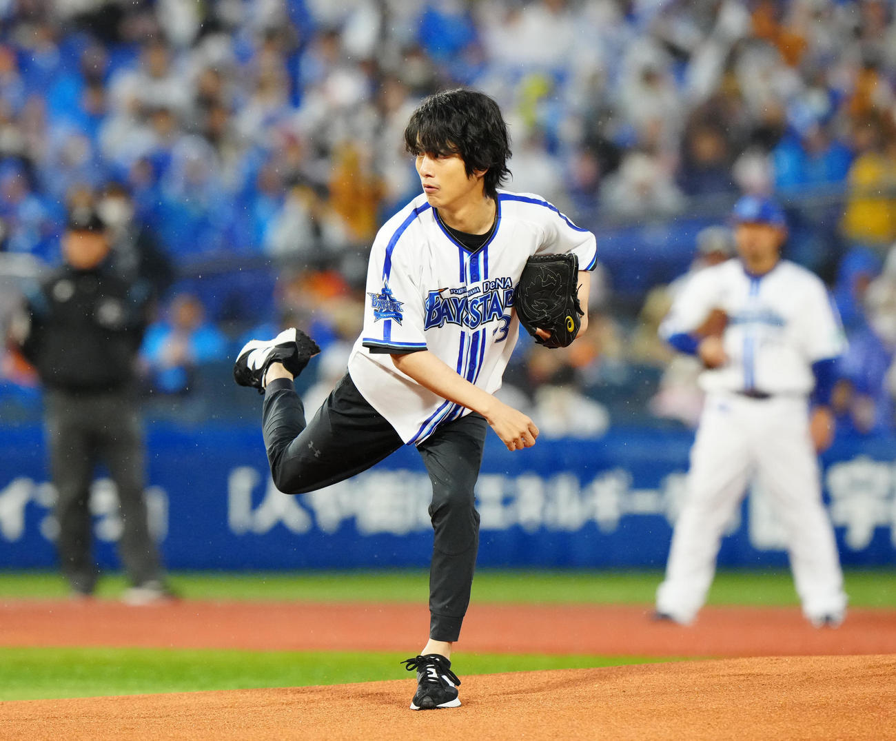 DeNA対巨人　試合前、始球式に臨む溝端淳平（撮影・江口和貴）