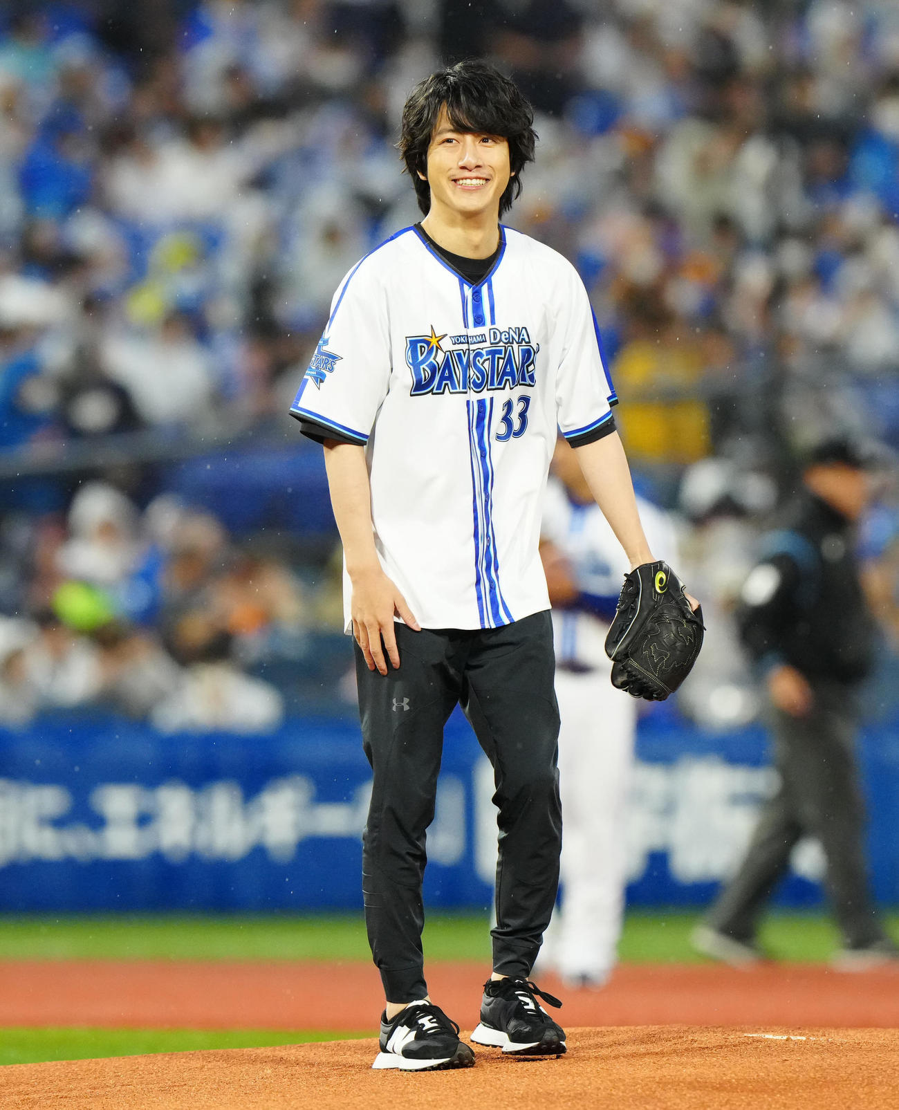 DeNA対巨人　試合前、始球式に臨む溝端淳平（撮影・江口和貴）