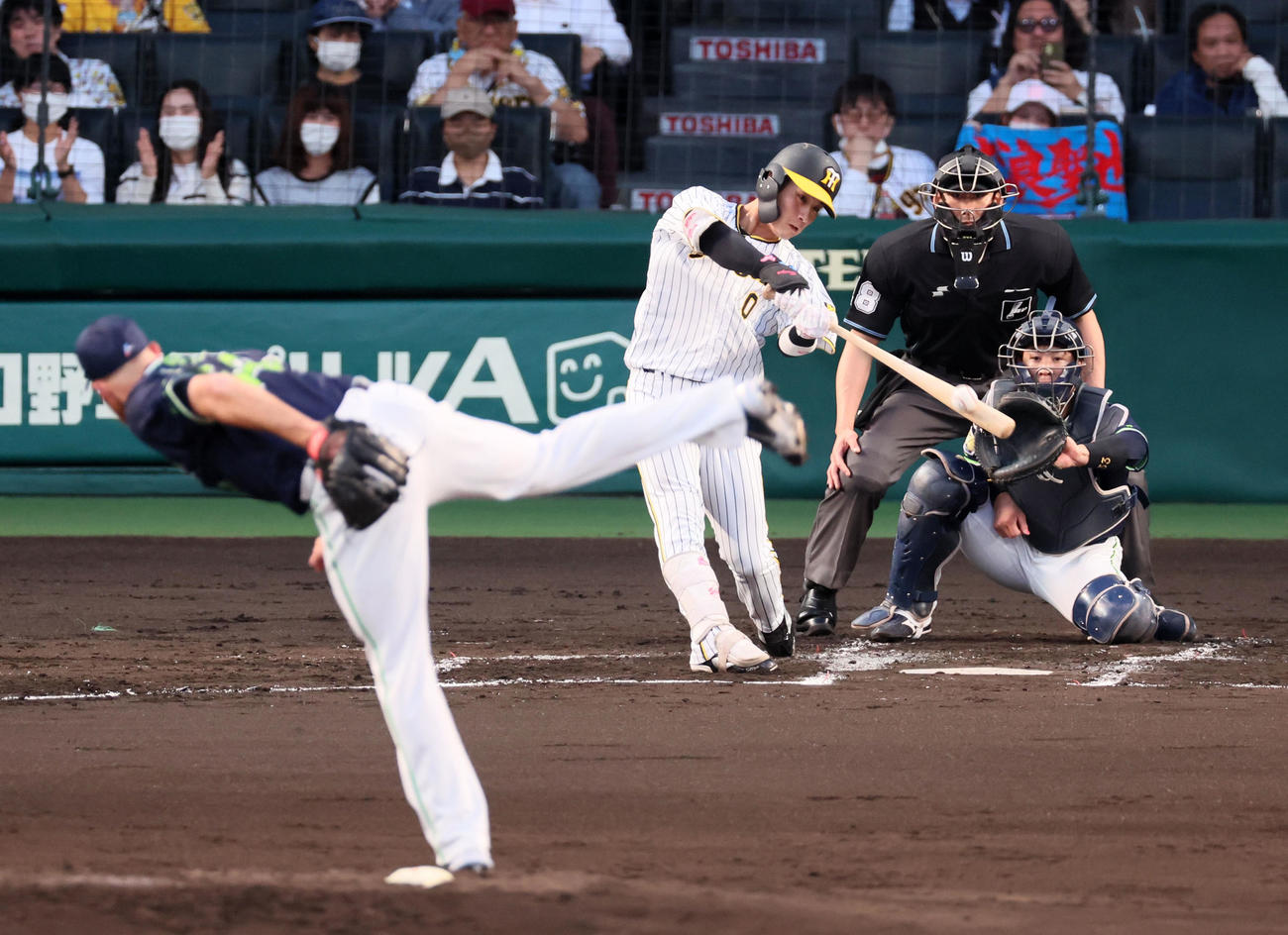 2回裏阪神1死三塁、木浪は右越え適時三塁打を放つ。投手はサイスニード（撮影・加藤哉）
